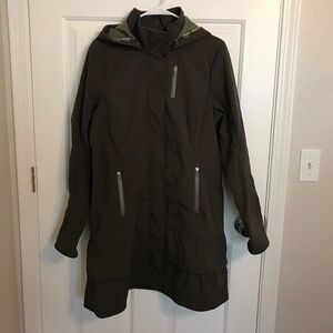 Athleta Shelter Cove Soft Shell Ruffle Hooded Rain Trench Jacket Size L Green
